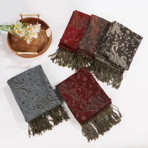Gedetailleerd overzicht van retro paisley jacquard sjaal met mooie kwastjes herfst winter.