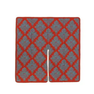 Vista detallada del chal rojo retro para mujer con intrincados patrones étnicos azules.