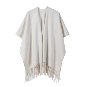 Détail châle blanc, texture douce, design élégant avec ourlet à franges pour look douillet.