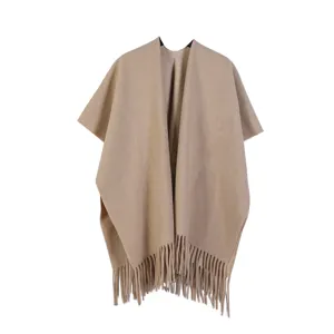 Cape camel douillette avec franges élégantes, détail en tissu chaud pour l'hiver.