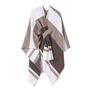 Detailaufnahme des gestreiften Poncho-Schals mit weicher Stricktextur und eleganter Farbkombination.