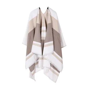 Böhmischer gestreifter Poncho Schal, warmer offener Umhang für Damen mit Fransen.