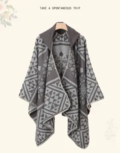 Mantella poncho in maglia con cappuccio donna inverno motivo geometrico caldo elegante.