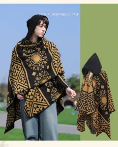 Vista dettagliata della mantellina lavorata a maglia con cappuccio e motivo geometrico retrò.