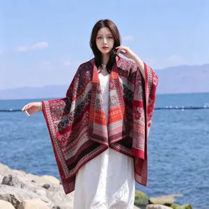 Châle cape pour femme à motif rouge bohème, détail de vêtement de voyage en plein air ethnique.