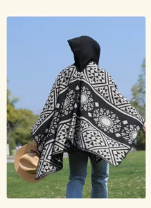 Dettaglio mantella con cappuccio geometrico rétro invernale, scialle caldo in maglia per donna.