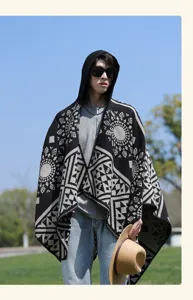 Vista dettagliata del poncho invernale lavorato a maglia con cappuccio e motivi geometrici.