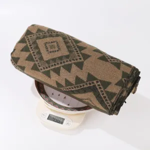 Chal de manta de lana estilo étnico detalle, visualización de peso en báscula, diseño retro.