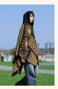 Dettaglio del mantello con cappuccio fantasia geometrica, caldo poncho invernale vintage.