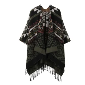 Capa de punto con patrón geométrico étnico retro poncho abierto de mujer con flecos.