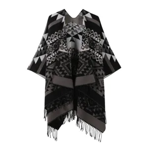Primer plano del poncho de punto con patrón geométrico étnico, dobladillo con flecos.