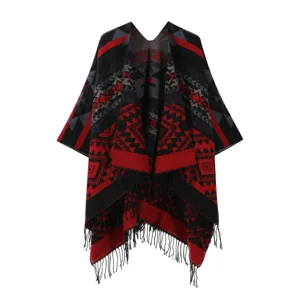 Poncho capa de punto con estampado geométrico étnico y flecos estilo bohemio invierno detalle