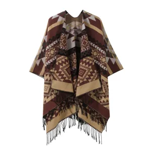 Detalle de poncho de punto con patrón geométrico étnico y elegante diseño flecos.