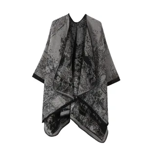 Ethisches Strickcape Detail, schwarzgraues Vintage Muster, weicher Stoff für Damen Outfit.