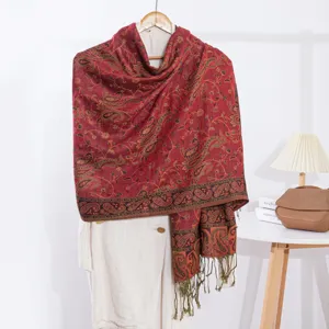 Detail van bordeaux paisley jacquard sjaal, etnische franje omslagdoek voor dames, retro stijl.