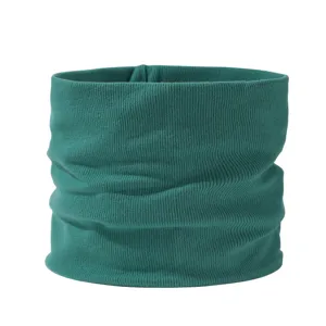 Détail de cache-cou en tricot côtelé vert foncé, accessoire col thermique d'hiver.