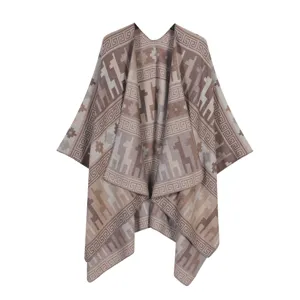 Vista detallada de poncho capa chal de punto para mujer con patrón geométrico retro diario.