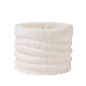 Detalle de cuello de felpa blanca, bufanda calentador de cuello de invierno muy suave mujer.