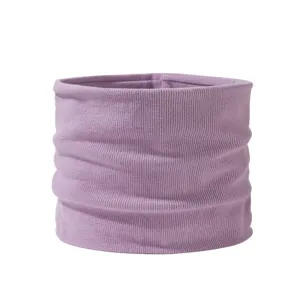 Détail de faux col roule tricote violet, tissu doux, cache-cou chaud hiver elegant.