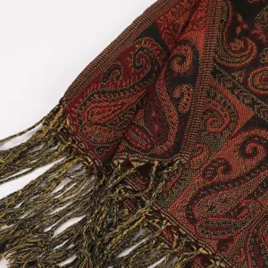 Gedetailleerde close-up van retro rood zwarte paisley jacquard sjaal met stijlvolle franjes.