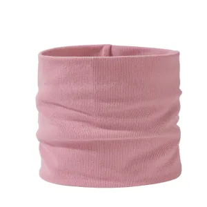 Détail de cache-cou côtelé rose doux, parfait pour un usage quotidien chaud en automne.