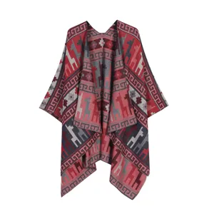 Vista detallada del poncho de punto geométrico rojo, textura cómoda y patrón étnico.