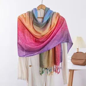 Prachtige lange regenboog paisley jacquard sjaal in vintage etnische stijl met franjes.