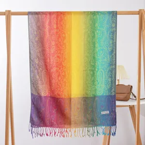 Vrouwen regenboog gradiënt paisley jacquard sjaal omslagdoek met elegante kwastjes voor herfst.
