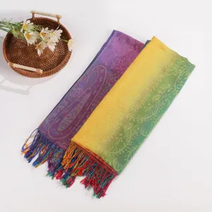 Gedetailleerd overzicht van een gradiënt franjesjaal met ingewikkelde paisley jacquard patronen.