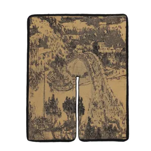 Detailansicht des gewebten ethnischen Vintage-Umhangs mit traditionellem Landschaftsmotiv.
