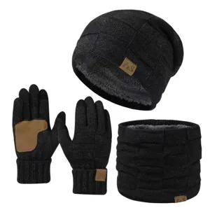 Nahaufnahmedetails des warmen Winter-Fleece-gefuetterten Strickmuetze, Handschuhe und Schal Sets.