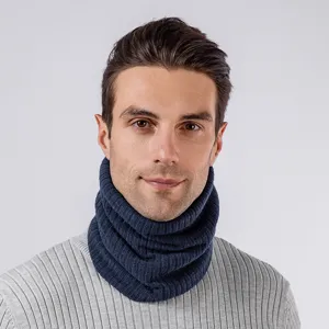 Nahaufnahme eines dunkelblauen, gerippten Winter-Halswärmers, weicher Strickschal am Modell.