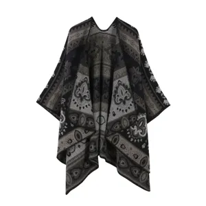 Vue détaillée du poncho en tricot ethnique noir, vêtement d'hiver chaud et élégant.