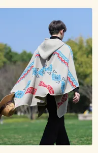 Vista trasera de poncho de punto con capucha y patrones étnicos en beige, rojo y azul.