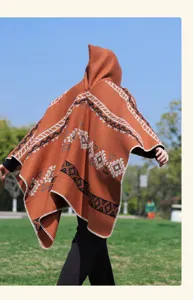 Detalle de poncho con capucha étnica, capa de punto geométrico retro, estilo al aire libre.