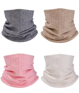 Détail tour de cou en tricot doux, design double couche confortable en quatre belles couleurs.
