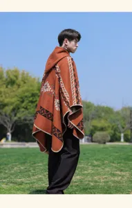 Elegante poncho con capucha étnico para hombres, capa geométrica vintage para viajes al aire libre.