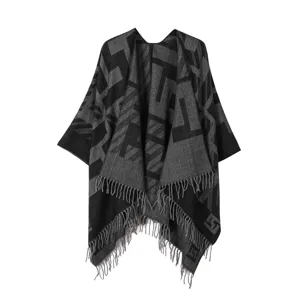 Mantella da donna in maglia con motivo geometrico scialle grigio poncho elegante con frange