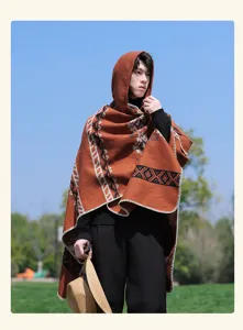 Hombre étnico con capucha capa retro invierno cálido chal viaje moda abrigo exterior.