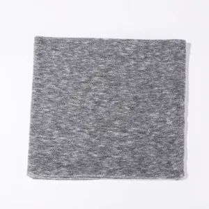 Detailansicht des weichen grauen Strick-Halswärmers, zeigt Textur und Stoffverarbeitung.
