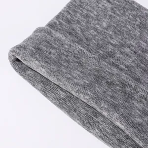 Grauer Winter Strick Halswärmer Detailansicht, weicher warmer Schlauchschal Textur Nahaufnahme.