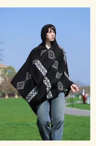 Capa con capucha de estilo étnico para hombre, abrigo negro cálido con patrón geométrico.