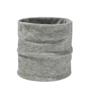 Detailansicht des kuscheligen grauen Winter-Halswärmers im Schlauchschal-Stil mit weichem Stoff.