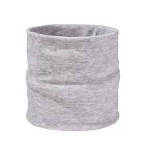 Nahaufnahme des weichen, gemütlichen grauen Fleece-Halswärmers, ideal für den Alltag.