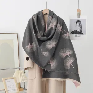 Modischer grauer Winterschal mit rosafarbenem Ginkgoblätter Jacquard, warme Damendecke.