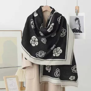 Detailansicht eines schicken schwarz-weißen Kamelienmuster Jacquard Winterschal Schals.