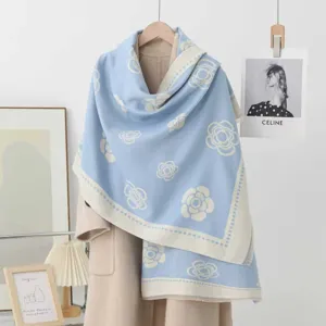 Detailaufnahme des blauen Kamelien-Jacquard-Schals, weiche Textur und exquisites Muster.