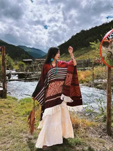 Etnischer Quasten Poncho fuer Damen, warme Jacquard gestreifte Umhaenge, perfekte Reiskleidung.