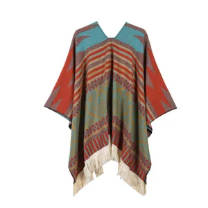 Detailansicht des ethnischen Jacquard-Fransienschals mit warmem Streifenmuster und Cape-Design.