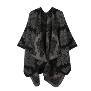 Vista detallada en primer plano del poncho de punto estilo étnico vintage mujer.